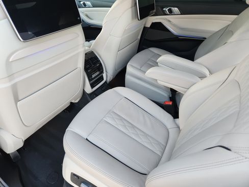 Used 2022 BMW ALPINA XB7 image 35