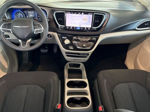 Certified 2022 Chrysler Voyager LX FWD image 13