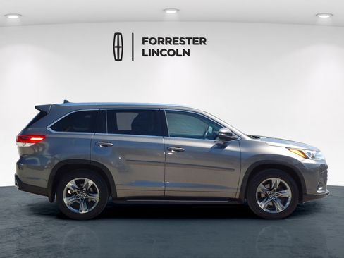 Used 2018 Toyota Highlander Limited Platinum AWD/4WD image 2