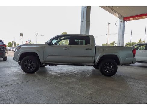 Certified 2022 Toyota Tacoma SR5 w/ Technology Package AWD/4WD image 7