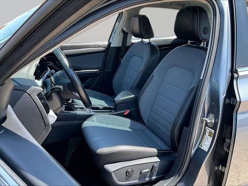 Used 2025 Volkswagen Jetta SE FWD image 8
