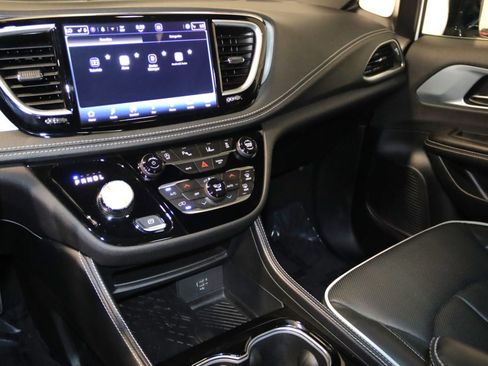 Used 2026 Chrysler Pacifica Limited FWD image 47