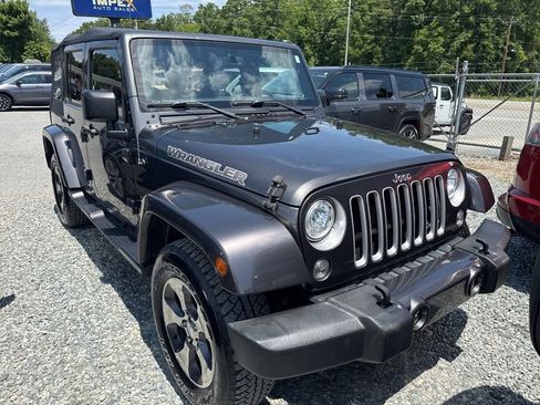 Used 2017 Jeep Wrangler Unlimited Sahara w/ Connectivity Group AWD/4WD image 2