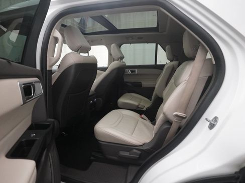 Used 2020 Ford Explorer Platinum w/ Premium Technology Package AWD/4WD image 16