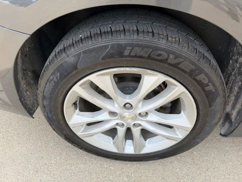Used 2017 Chevrolet Malibu LT FWD image 9