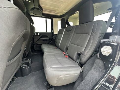 Used 2018 Jeep Wrangler Unlimited Sahara image 15