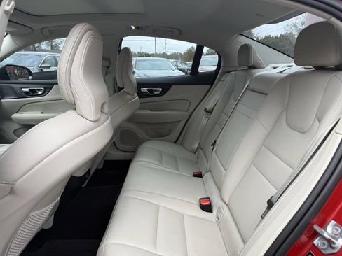 Used 2019 Volvo S60 T6 Momentum image 7