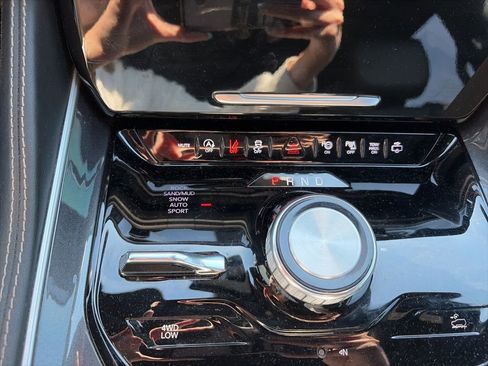 Used 2023 Jeep Wagoneer 4WD w/ Premium Group I image 21