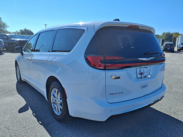 Used 2024 Chrysler Pacifica Touring-L FWD image 5