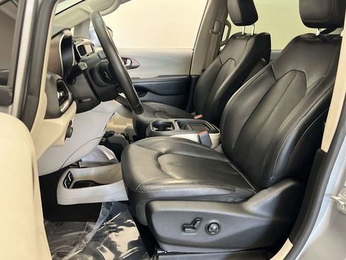 Used 2019 Chrysler Pacifica Touring-L image 11