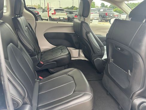 Used 2024 Chrysler Pacifica Touring-L image 39