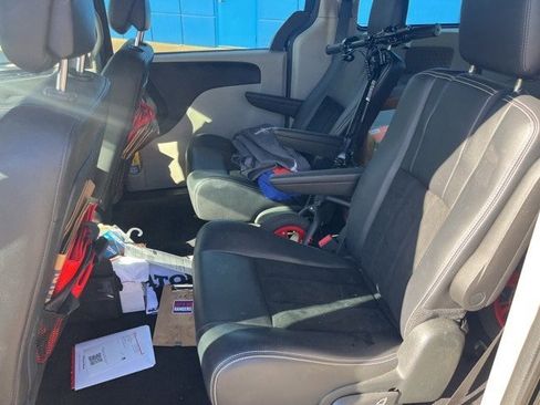 Used 2017 Dodge Grand Caravan SXT image 9