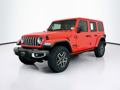 Used 2025 Jeep Wrangler Unlimited Sahara AWD/4WD image 3