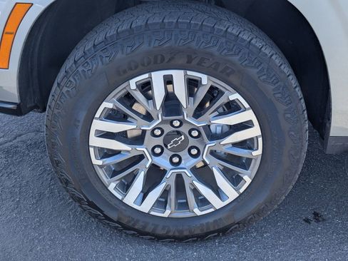 Used 2025 Chevrolet Suburban Z71 AWD/4WD image 13
