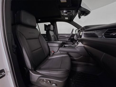 Used 2024 GMC Yukon Denali w/ Advanced Technology Package AWD/4WD image 33