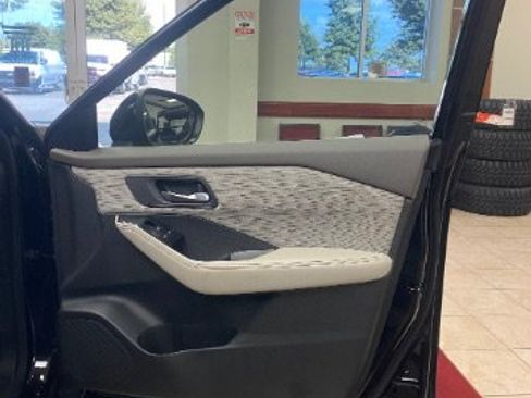 Used 2023 Nissan Rogue SV FWD image 8