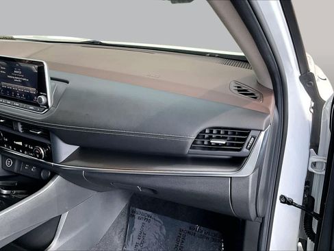 Certified 2023 Nissan Rogue SV FWD image 18