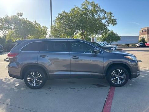 Used 2017 Toyota Highlander LE FWD image 4