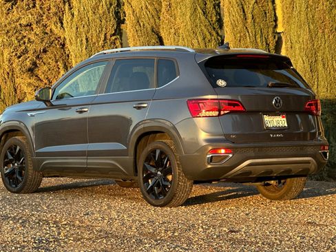 Certified 2022 Volkswagen Taos SE image 6