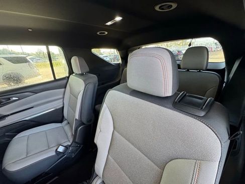 Used 2025 Chevrolet Traverse LT image 21