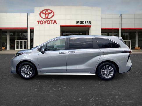 Used 2025 Toyota Sienna XLE FWD image 7
