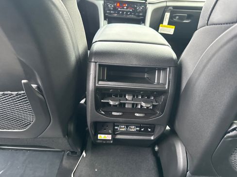 New 2025 Jeep Grand Cherokee Limited w/ Black Appearance Package image 32