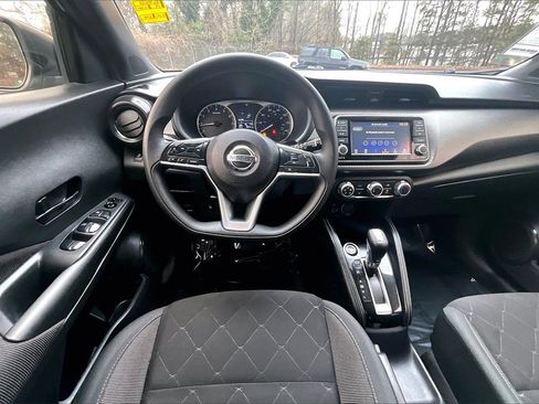 Used 2019 Nissan Kicks S image 9