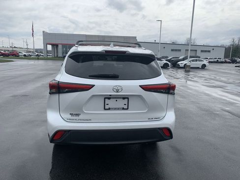 Used 2022 Toyota Highlander XLE image 7