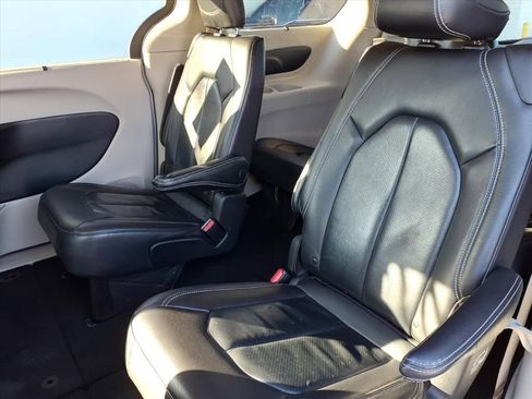 Used 2022 Chrysler Pacifica Touring-L image 24