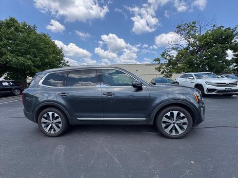 Used 2022 Kia Telluride EX w/ EX Premium Package FWD image 2