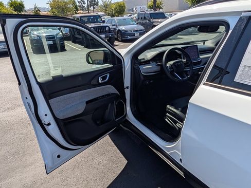 Used 2024 Jeep Compass Latitude AWD/4WD image 32
