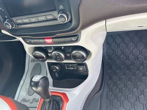 Used 2016 Jeep Renegade Limited image 27