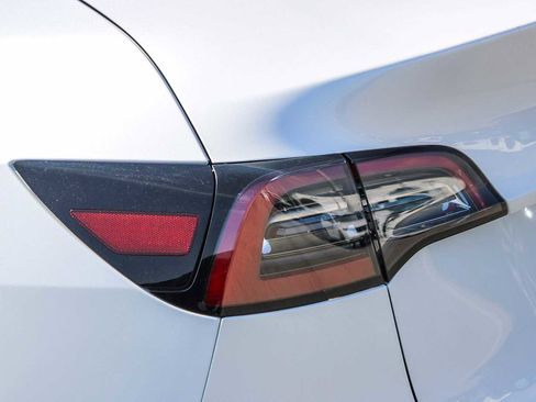 Used 2022 Tesla Model Y Long Range image 7