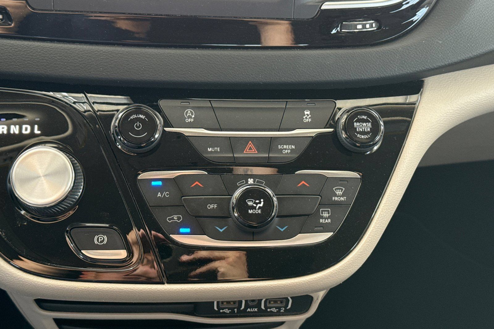 Used 2022 Chrysler Voyager LX FWD image 31