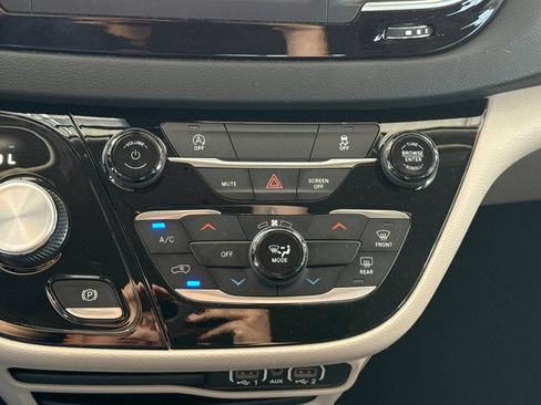 Used 2022 Chrysler Voyager LX FWD image 31