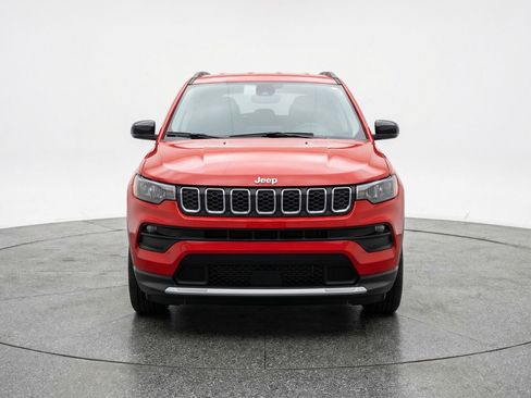 Used 2025 Jeep Compass Latitude image 2