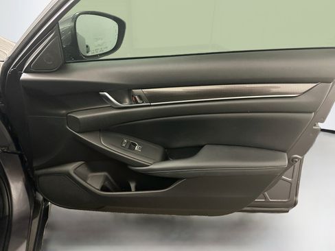 Used 2018 Honda Accord Sport image 32