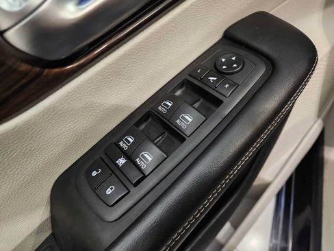 Used 2023 Chrysler Pacifica Limited FWD image 23