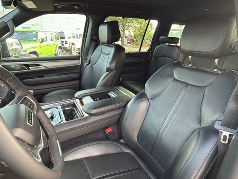 Certified 2025 Jeep Wagoneer 4WD w/ Convenience Group I image 18
