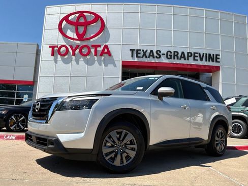 Used 2025 Nissan Pathfinder SV FWD image 2