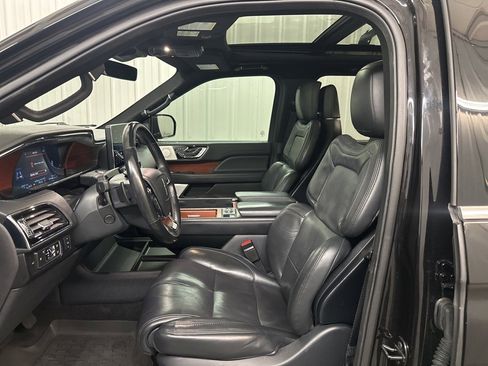 Used 2022 Lincoln Navigator Reserve image 10