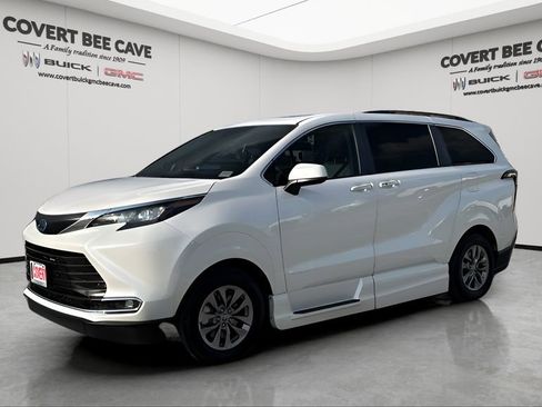 Used 2024 Toyota Sienna XLE w/ XLE Plus Package image 3