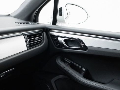 Certified 2026 Porsche Macan AWD/4WD image 31