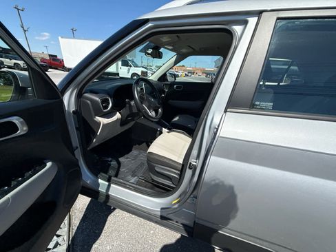 Used 2021 Hyundai Venue SEL FWD image 21