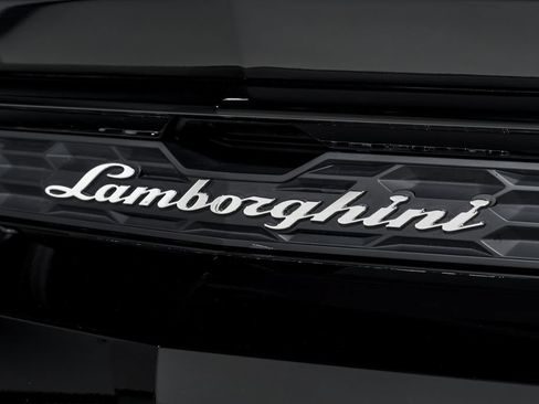 Used 2025 Lamborghini Urus SE AWD/4WD image 59