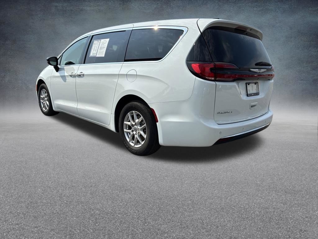 Used 2024 Chrysler Pacifica Touring-L FWD image 3