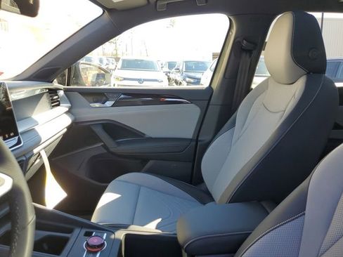 New 2026 Volkswagen Tiguan SE R-Line FWD image 17