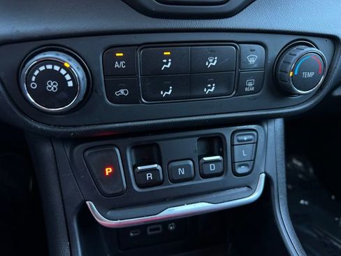 Used 2020 GMC Terrain SLE w/ Elevation Edition image 28