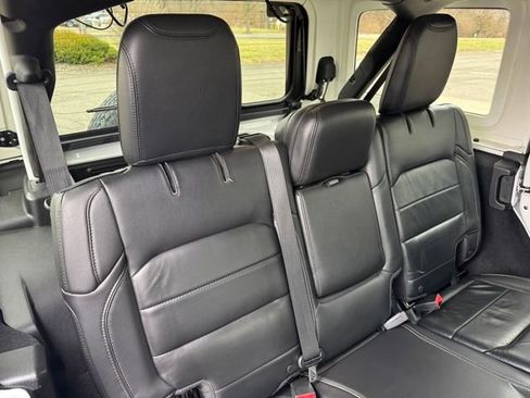 Used 2018 Jeep Wrangler Unlimited Sahara image 30