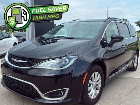 Used 2018 Chrysler Pacifica Touring-L FWD image 1